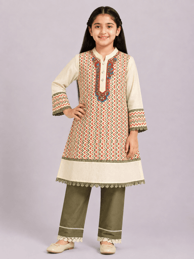 please write the products contents of the uploade girls suit in lawn fabric